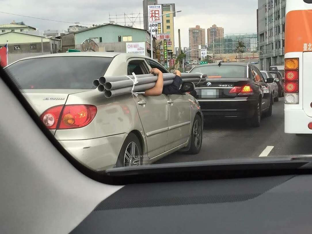 Hàng loạt những những hình ảnh được cho là "chướng tai gai mắt". Ống nhựa không được gia cố mà được người cầm ngoài cửa xe ô tô.