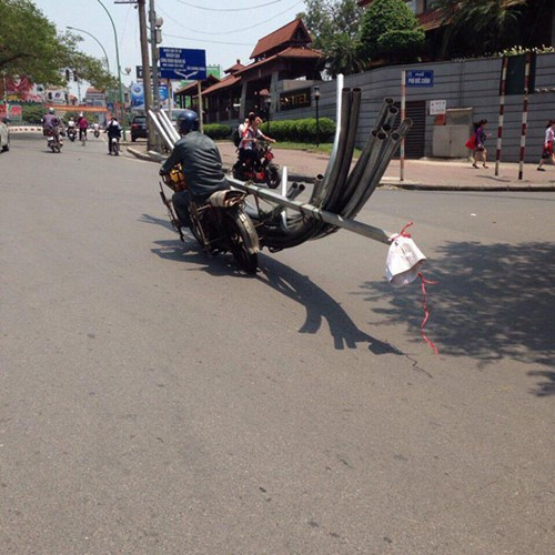 Rất nhiều dân mạng, tỏ ra bất bình về những xe chở sắt cồng kềnh trên đường. "Dường như những chiếc xe này, coi thường tính mạng của người đi đường"