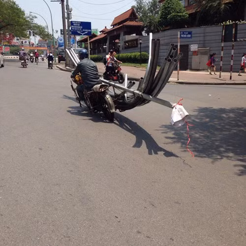 Rất nhiều dân mạng, tỏ ra bất bình về những xe chở sắt cồng kềnh trên đường. "Dường như những chiếc xe này, coi thường tính mạng của người đi đường"
