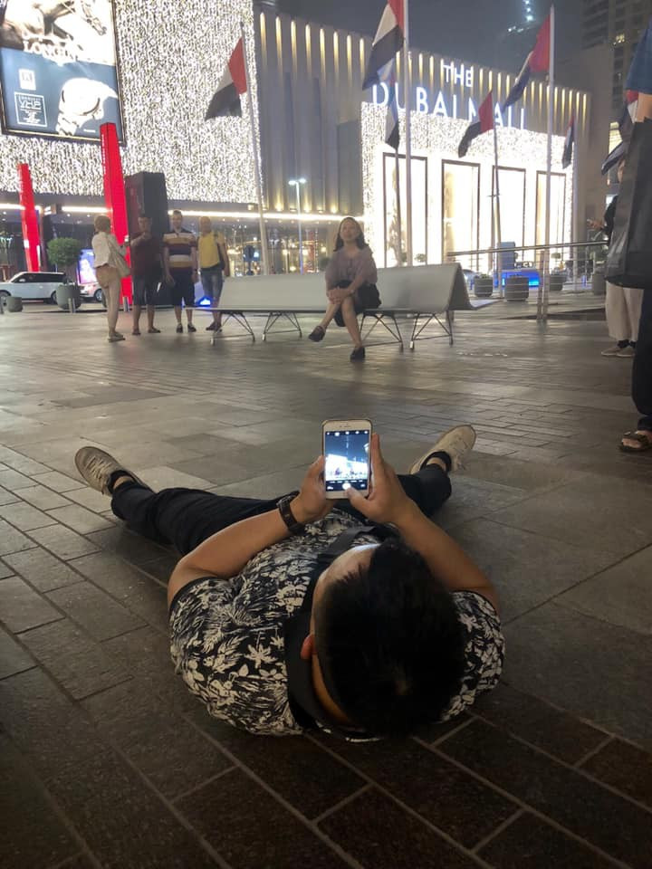 Bỏ qua hết hình ảnh sang chảnh vốn có, để có bức ảnh sống ảo đẹp cho đứa bạn, nhiều người phải sẵn sàng hy sinh bộ quần áo sang chảnh mình đang diện.