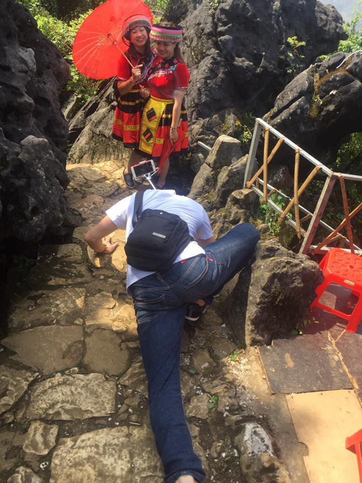 Phận làm con trai thì ngại gì chút hy sinh để các cô gái luôn được xinh đẹp.