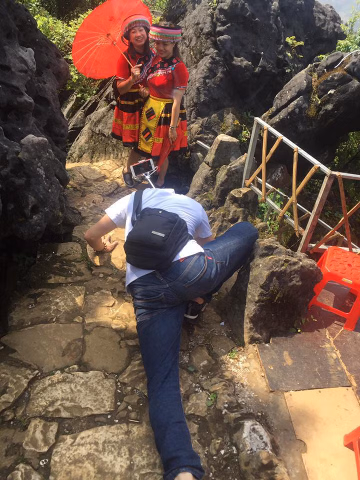 Phận làm con trai thì ngại gì chút hy sinh để các cô gái luôn được xinh đẹp.