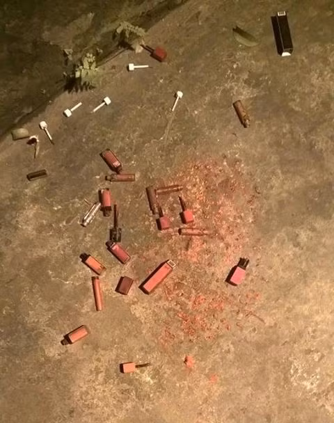 Theo dõi đoạn video này có thể thấy, nữ chính nằm 1 chỗ và mải mê chơi game trên điện thoại mà không thèm để ý tới cậu bạn trai đang “điên tiết”. Nói mãi không nghe, chàng trai đã lên ra tay "hạ sát" cả kho son đắt tiền của cô bạn gái. Lần lượt, anh chàng dùng dao chặt từng thỏi son với những lời đe dọa sắt đá.