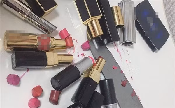 Cụ thể, đoạn video ghi lại những hình ảnh về một anh chàng vì quá tức giận bạn gái lười biếng, chỉ biết nằm gác chân trên giường chơi game nên đã thẳng tay trị tội bằng cách dùng dao cắt hết tất cả các thỏi son của bạn gái. Những thỏi soi này đều mang những nhãn hiệu lớn và đắt tiền như Channel, M.A.C hay Tom Ford...