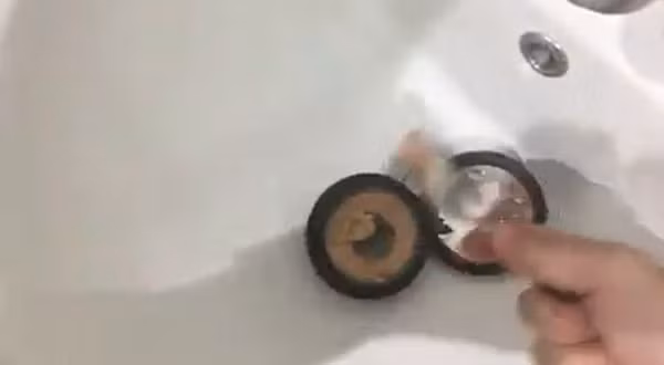 Chưa dừng lại ở đó sau khi chứng kiến màn phá son của anh chàng người Việt giấu mặt nói trên, dân mạng lại tiếp tục nhớ đến những hình ảnh về màn phá hộp phấn của chàng Tây có tên Brad Holmes cách đây chưa lâu.