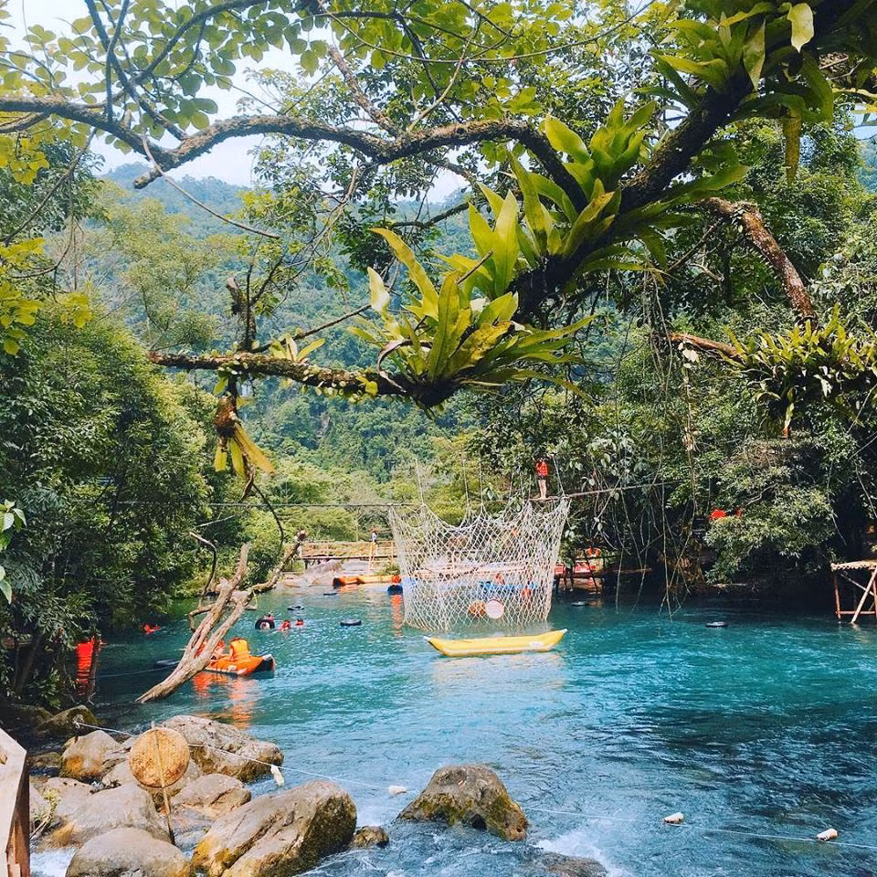 Đặt chân tới chốn bồng lai tiên cảnh này, bạn sẽ được hòa mình với thiên nhiên, được tận hưởng tiếng chim hót líu lo, không gian xanh mát mẻ, thư thái.