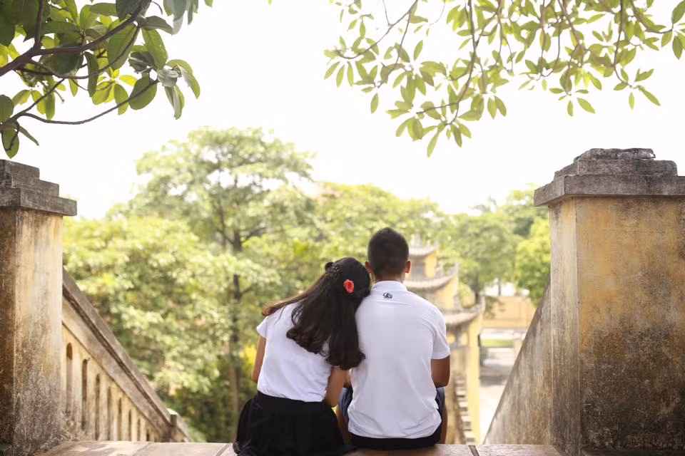  Chuyện tình tuổi teen giữa Quang Hải và Phương Anh đến một cách hồn nhiên đúng như tuổi ô mai của bộ đôi này. Quang Hải và Phương Anh học cạnh lớp nhau, hàng ngày chạm mặt rồi qua đôi lần nói chuyện, họ đã làm bạn và trở nên thân thiết với nhau.