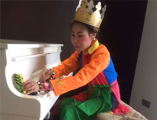 Cùng nằm trong hàng những thảm họa mạng xã hội gây chuyện thị phi nhiều nhất năm 2017 còn có Bella Singer. Cô nàng người Hải Dương này, nổi tiếng trên mạng xã hội với những màn ăn quỵt tiền hết từ tài xế taxi cho đến các nhà nghỉ. Khi đi tới đâu, các dân mạng đều hướng theo hot girl "ăn quỵt" Bella và liên tục quay clip và chia sẻ lên mạng xã hội.