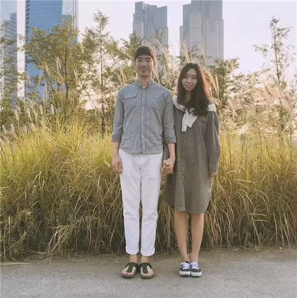 Chỉ đơn giản giữ nguyên cái nắm tay nhau cùng đứng nghiêm, cô nàng Yuri và chàng người yêu đã thay đổi khung cảnh đằng sau tạo nên điểm nhấn.