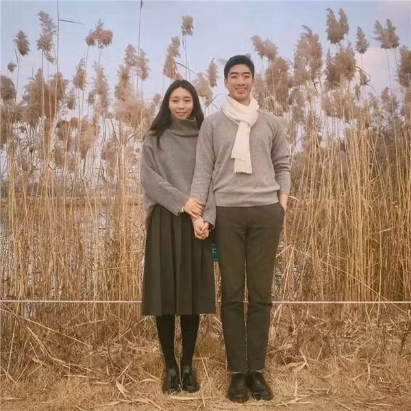 Đặc biệt nếu theo dõi đầy đủ bộ ảnh nghìn kiểu như một của Yuri, dân mạng sẽ nhận thấy cô nàng này chọn một bối cảnh đó là chiếc đường ray tàu hỏa rất nhiều lần và chỉ thay đổi trang phục. Chia sẻ về góc máy này, nhiếp ảnh gia trẻ chia sẻ rằng đó chính là địa điểm mà cô và chàng người yêu quân ngũ thường xuyên hẹn hò thay cho các trung tâm giải trí hay công viên.