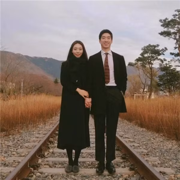 Cặp đôi người Hàn Quốc Yuri và chàng người yêu quân nhân đã khiến giới rẻ phải ghen tị với bộ ảnh ngàn kiểu như một cực độc đáo của mình. Ảnh trong bài: Facebook nhân vật.