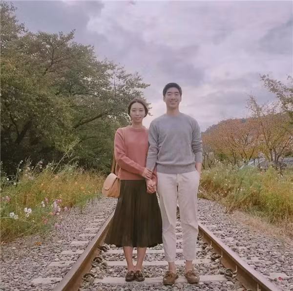 Album ảnh nghìn kiểu như một được nhiều người biết đến rộng rãi trên là của cô nàng có tên Yuri, một nữ nhiếp ảnh gia người Hàn Quốc và anh chàng người yêu phục vụ trong quân ngũ. Ý tưởng chụp ảnh độc đáo của cô và bạn trai khiến nhiều người tỏ ra phấn khích bởi sự lạ lẫm..