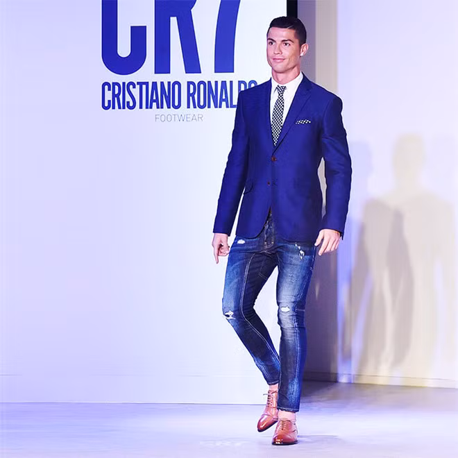 Trước thủ môn Bùi Tiến Dũng U23 Việt Nam thì Ronaldo cũng là ngôi sao bóng đá từng sải bước trên sàn catwalk. Thậm chí, siêu sao người Bồ Đào Nha còn có thương hiệu riêng.