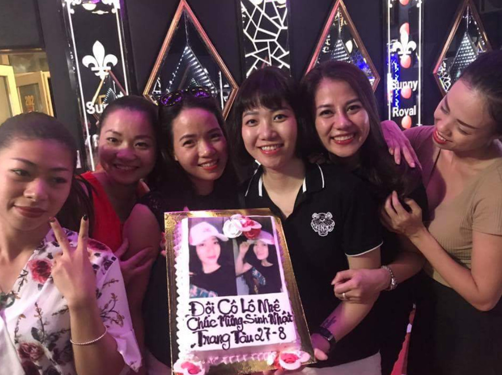 Nụ cười luôn tươi rói trên môi hoa khôi của làng đá cầu như chưa hề phải trải qua những giây phút khó khăn của số phận.