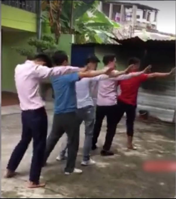 Mới đây trên MXH, clip ghi lại cảnh các đấng mày râu tập múa vũ điệu "con cá vàng" cực lạ mắt đã thu hút sự chú ý của CĐM trong ngày Quốc tế phụ nữ.