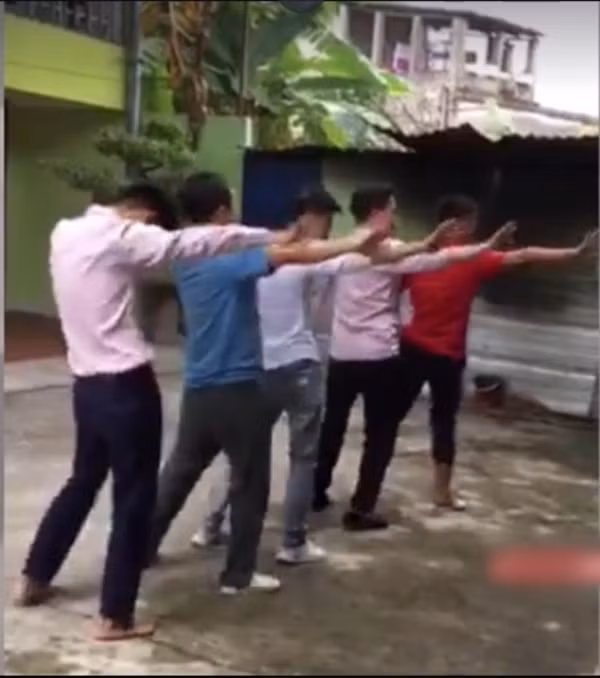 Mới đây trên MXH, clip ghi lại cảnh các đấng mày râu tập múa vũ điệu "con cá vàng" cực lạ mắt đã thu hút sự chú ý của CĐM trong ngày Quốc tế phụ nữ.