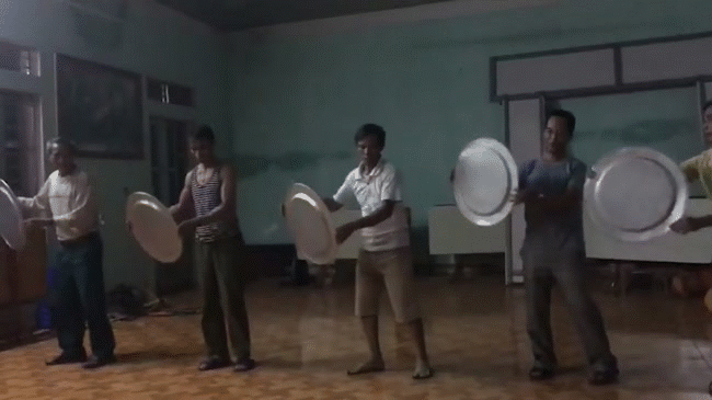 Những động tác vũ đạo không thể đánh giá là đẹp nhưng lại cực kỳ vui nhộn và hài hước. Bài múa ấy chắc chắn sẽ đem lại nhiều tiếng cười và niềm vui cho hội chị em trong ngày họ được tôn vinh.