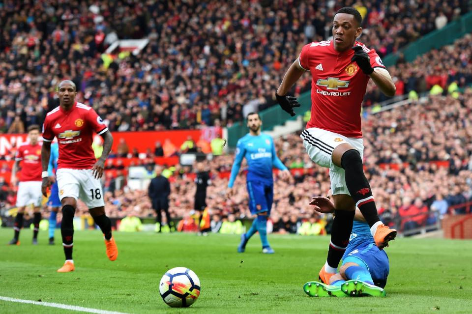 Chelsea vừa cùng Arsenal gia nhập cuộc đua giành chữ ký Anthony Martial, chân sút đang bị thất sủng tại sân Old Trafford.