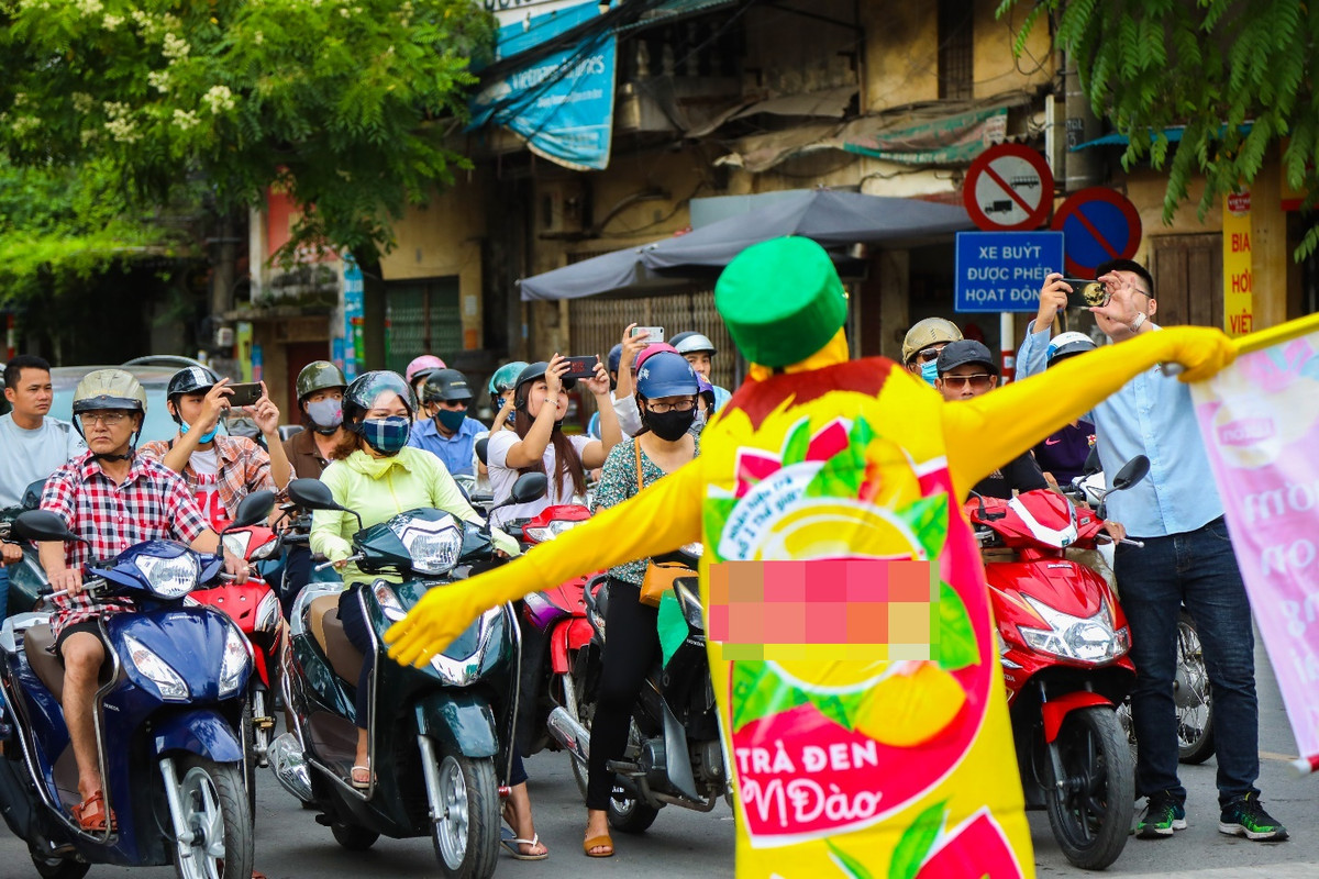 Nhiều người dân đã tranh thủ cầm máy điện thoại lên để chụp ảnh.