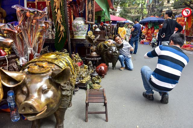 Theo ước chừng bằng mắt, đôi lợn này được đúc theo nguyên mẫu của các chú lợn thật. Còn theo người chủ của cặp lợn thì nó được đúc bằng nguyên 1 tạ đồng.