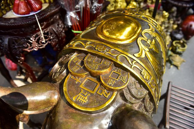 Hai con lợn bằng đồng nguyên khối này dùng để trưng bày tại phòng khách, phòng làm việc như 1 linh vật phong thủy mang đến tài lộc, phú quý. Giá bán của chúng hiện tại được đưa ra là 150 triệu đồng.