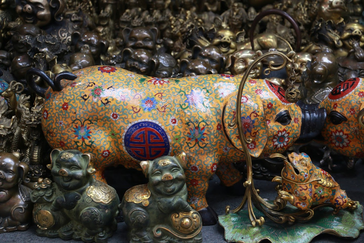 Tượng lợn năm nay được làm từ rất nhiều chất liệu như vàng, đồng, sứ hay thạch cao.