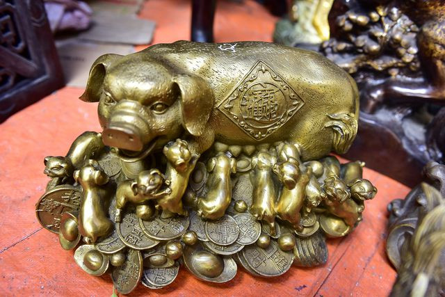 Ngoài hai con lợn bằng đồng cỡ lớn ra, ở chợ còn xuất hiện nhiều tượng lợn bằng đồng cỡ nhỏ để phục vụ những người có nhu cầu chơi.