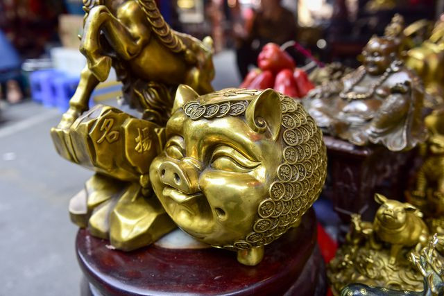 Tượng lợn sở hữu thân hình béo tốt với chiếc bụng căng tròn, chân chắc nịch này sẽ là món quà hay một linh vật mà nhiều gia chủ chọn để bày trong nhà dịp Tết Nguyên đán Kỷ Hợi.