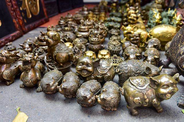Nhưng được ưa chuộng nhất với vẫn là những chú lợn bằng đồng. Chúng được làm đủ các kích thước, biểu cảm và mang trên thân mình là những đồng tiền được cách điệu, với ngụ ý cầu tài lộc cho cả một năm mới Kỷ Hợi.