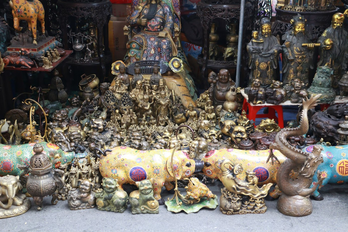 Do năm 2019 theo âm lịch là năm Kỷ Hợi nên tượng các chú lợn xuất hiện rất nhiều ở chợ Tết cổ Hà Nội.