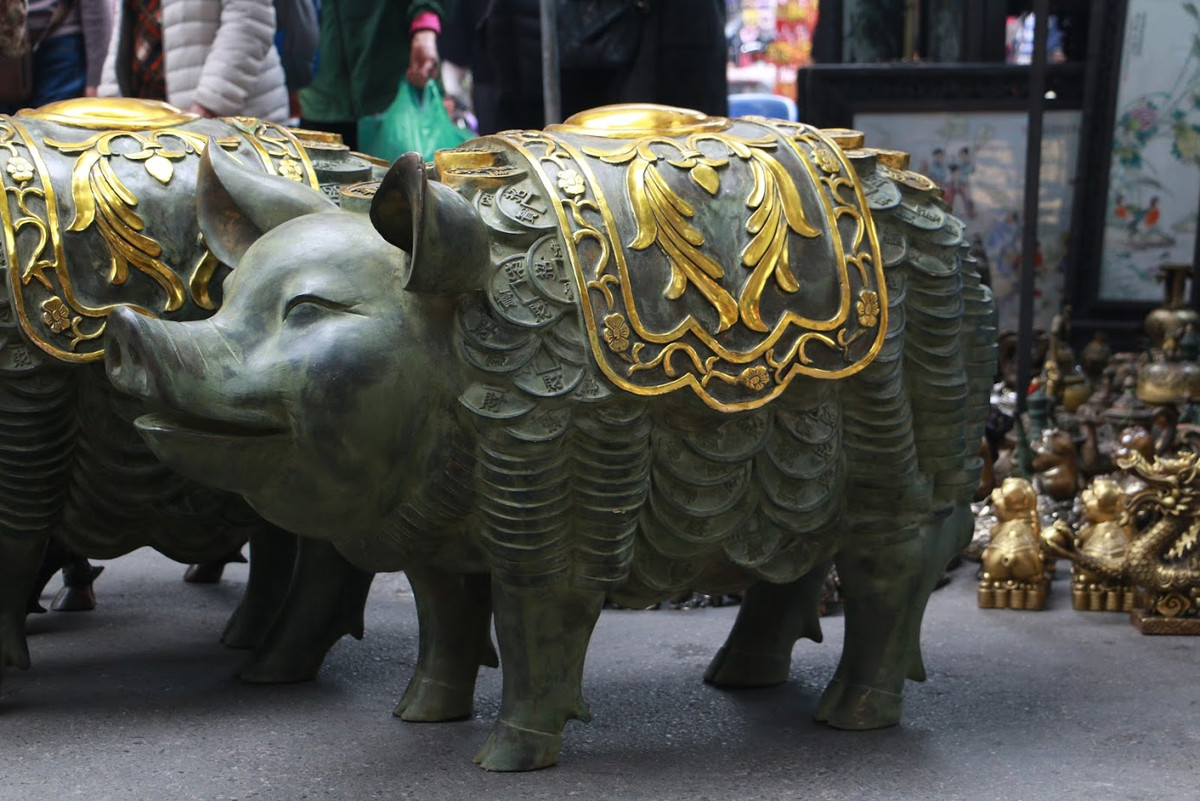 Chợ Hàng Lược được biết đến là chợ Tết cổ Hà Nội có tuổi đời trên trăm năm tuổi. Điểm nhấn của khu chợ này năm nay là đôi lợn được đúc bằng đồng nguyên khối.