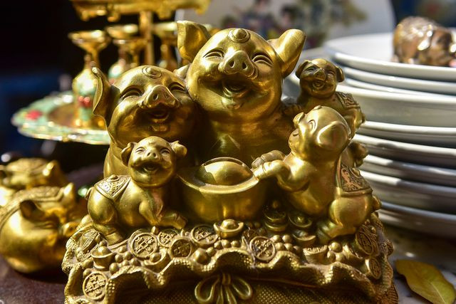 Tương hình lợn bằng đồng được cho là mang lại may mắn, sức sống dồi dào cho gia chủ.