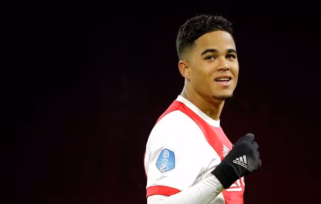 Man City bất ngờ gia nhập cuộc đua giành chữ ký của Justin Kluivert, tiền đạo đang tỏa sáng trong màu áo Ajax cùng với M.U.