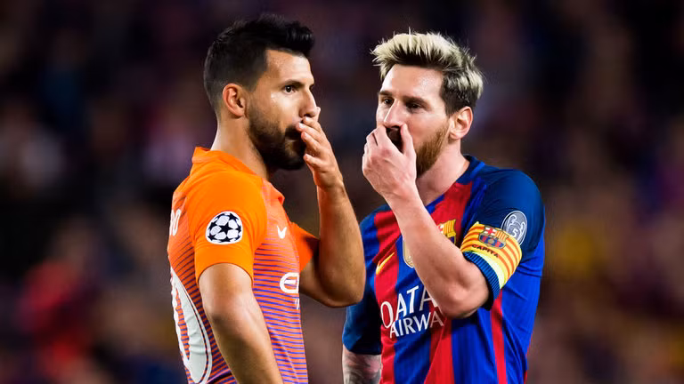 Aguero phấn khích nếu Messi đầu quân Man City: Sergio Aguero thừa nhận, anh sẽ rất vui nếu chàng tiền đạo đồng hương Lionel Messi chuyển đến sân Etihad. Mặc dù vậy, anh cũng thừa nhận, giao kèo sẽ rất phức tạp. Hợp đồng giữa Messi và Barcelona có kèm theo điều khoản phá vỡ lên đến 268,7 triệu bảng Anh. Aguero cho rằng, nếu Messi muốn rời Barca, tài chính sẽ không phải vấn đề cốt lõi. Ảnh: Goal