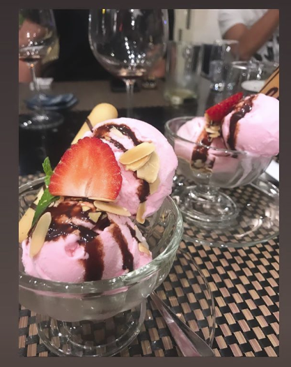 Dù chụp ảnh toàn 1 mình nhưng Lâm Tây lại đăng ảnh kem có 2 cốc