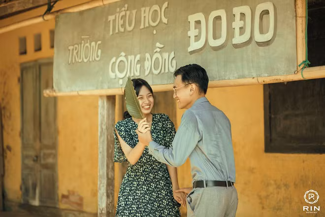 Chia sẻ về bộ ảnh cưới của mình, cô dâu Như Ý chia sẻ: "Bọn mình viết cho tình yêu của Ngạn và Hà Lan một cái kết có hậu hơn với thông điệp tình yêu chân thành chung thủy và lòng vị tha thì sẽ vượt qua được mọi thử thách để có lấy hạnh phúc. Bộ hình được chúng mình thực hiện trong thời gian 1 ngày, di chuyển từ Đà Nẵng ra Huế từ 2 đêm để có mặt tại đây lúc 5h sáng và thực hiện những bức ảnh đầu tiên