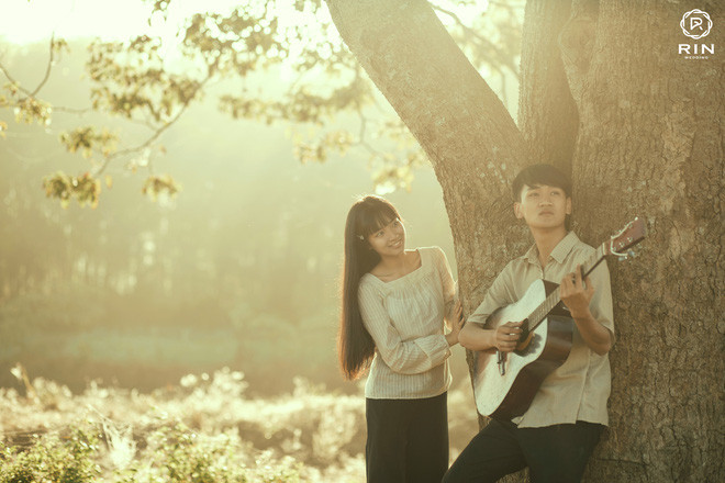 Những hình ảnh ngọt ngào của hai nhân vật chính cùng vẻ đẹp hút hồn của một Xứ Huế mộng mơ vào những thập niên 60, 70 thuở trước đã khiến bộ ảnh cưới của cặp đôi nhận được nhiều lời khen ngợi.