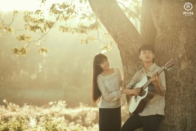 Những hình ảnh ngọt ngào của hai nhân vật chính cùng vẻ đẹp hút hồn của một Xứ Huế mộng mơ vào những thập niên 60, 70 thuở trước đã khiến bộ ảnh cưới của cặp đôi nhận được nhiều lời khen ngợi.