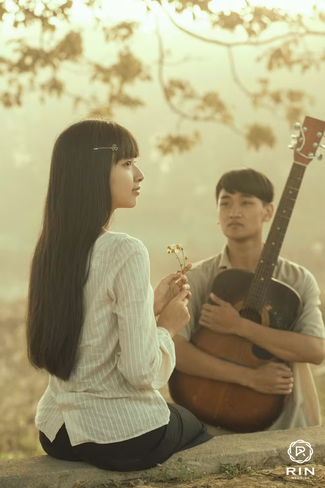 Để có được những khoảnh khắc chân thực nhất, ekip chụp ảnh đã phải chuẩn bị cho cặp đôi những bộ quần áo, đôi dép cũng như chiếc xe honda 67 và xe đạp phù hợp với bối cảnh.