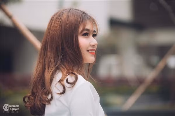 Nguyễn Bảo Thoa, sinh năm 1997, quê tại Bắc Ninh, hiện đang là sinh viên trường ĐH Xây dựng Hà Nội. Trước đây, khi Bảo Thoa từng được nhiều người chú ý cũng như khen ngợi không ngớt trước dung mạo không thua kém bất kì hot girl nào thông qua bức ảnh được chụp lén khi đi ăn cùng bạn bè cách đây chưa lâu.