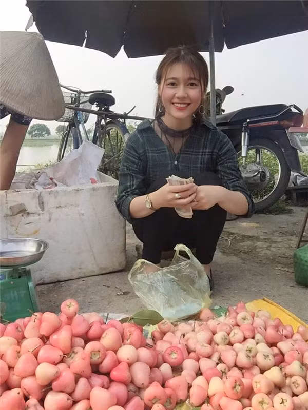 Mới đây một hot girl ĐH Xây dựng bất ngờ trở thành nhân vât "nổi tiếng" khi bức ảnh ngồi bán hoa quả của cô bạn này bị dân mạng liên tục truyền tay nhau thời gian qua.