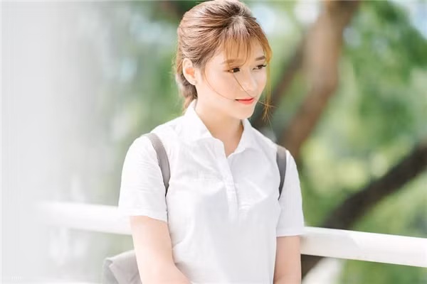 Bởi vậy, bên cạnh việc học tập tại trường Xây dựng, Bảo Thoa còn được mời tham gia vào một số bộ phim hài, sitcom dành cho giới trẻ và người mẫu ảnh cho một số nhiếp ảnh gia.