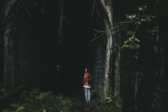 Tận dụng ánh sáng tự nhiên hay những mảng tối trong hầm, bạn sẽ có được những tấm ảnh đẹp như được cắt ra từ một bộ phim điện ảnh giàu cảm xúc.