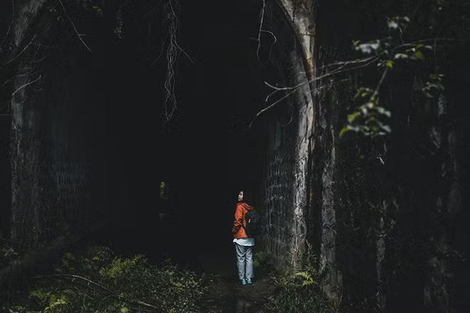 Tận dụng ánh sáng tự nhiên hay những mảng tối trong hầm, bạn sẽ có được những tấm ảnh đẹp như được cắt ra từ một bộ phim điện ảnh giàu cảm xúc.