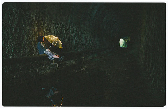 Đường hầm xe lửa khi lên ảnh trông có nét cũ kĩ nhuốm màu thời gian. Nhiều người còn thích thú nhận ra, khung cảnh ở đây rất giống với nhiều cảnh trong các bộ phim đình đám, đặc biệt là nền điện ảnh Nhật Bản.