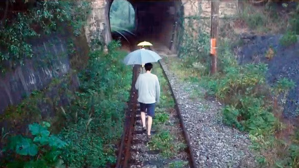 Đây là một đường hầm bị bỏ hoang từ lâu, in hằn vết cũ kỹ với những thảm rêu lấm tấm trên tường bao cùng những bụi cỏ bao quanh miệng hầm.