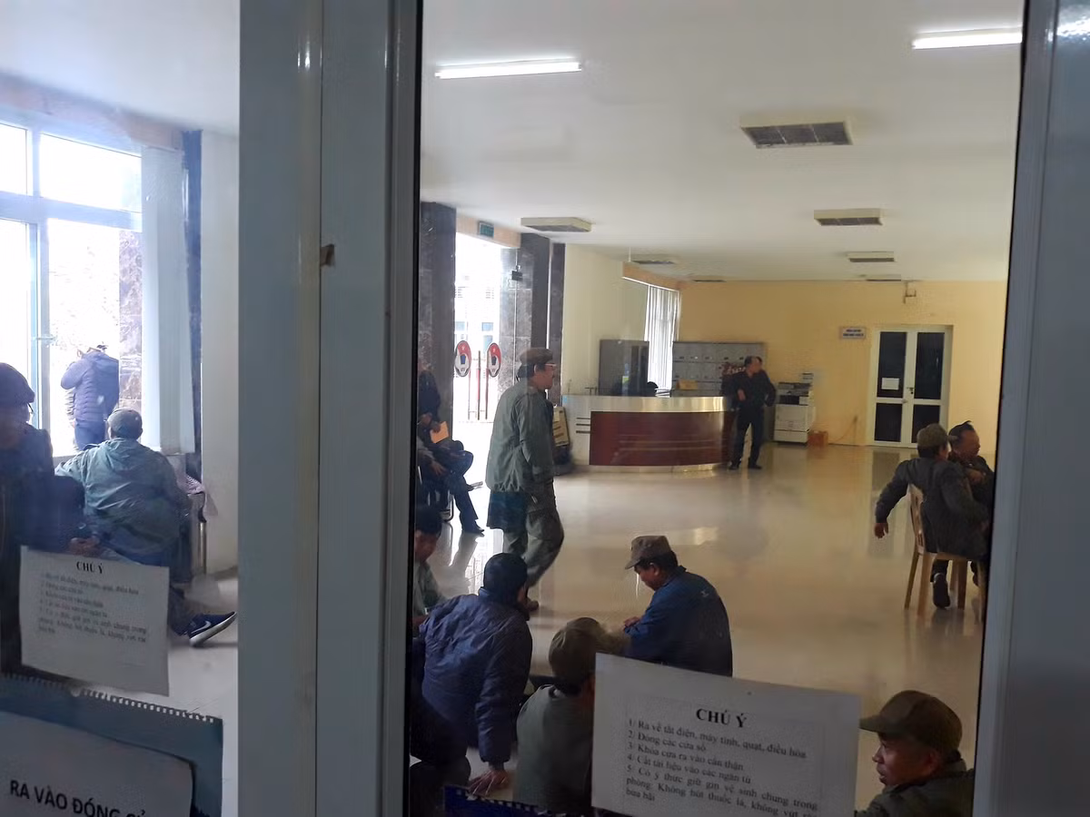 Thậm chí, nhiều người mang mác thương binh còn đe dọa rằng nếu không bán vé bóng đá cho họ, họ sẽ ở trụ sở của VFF đến bao giờ chịu bán vé thì thôi.