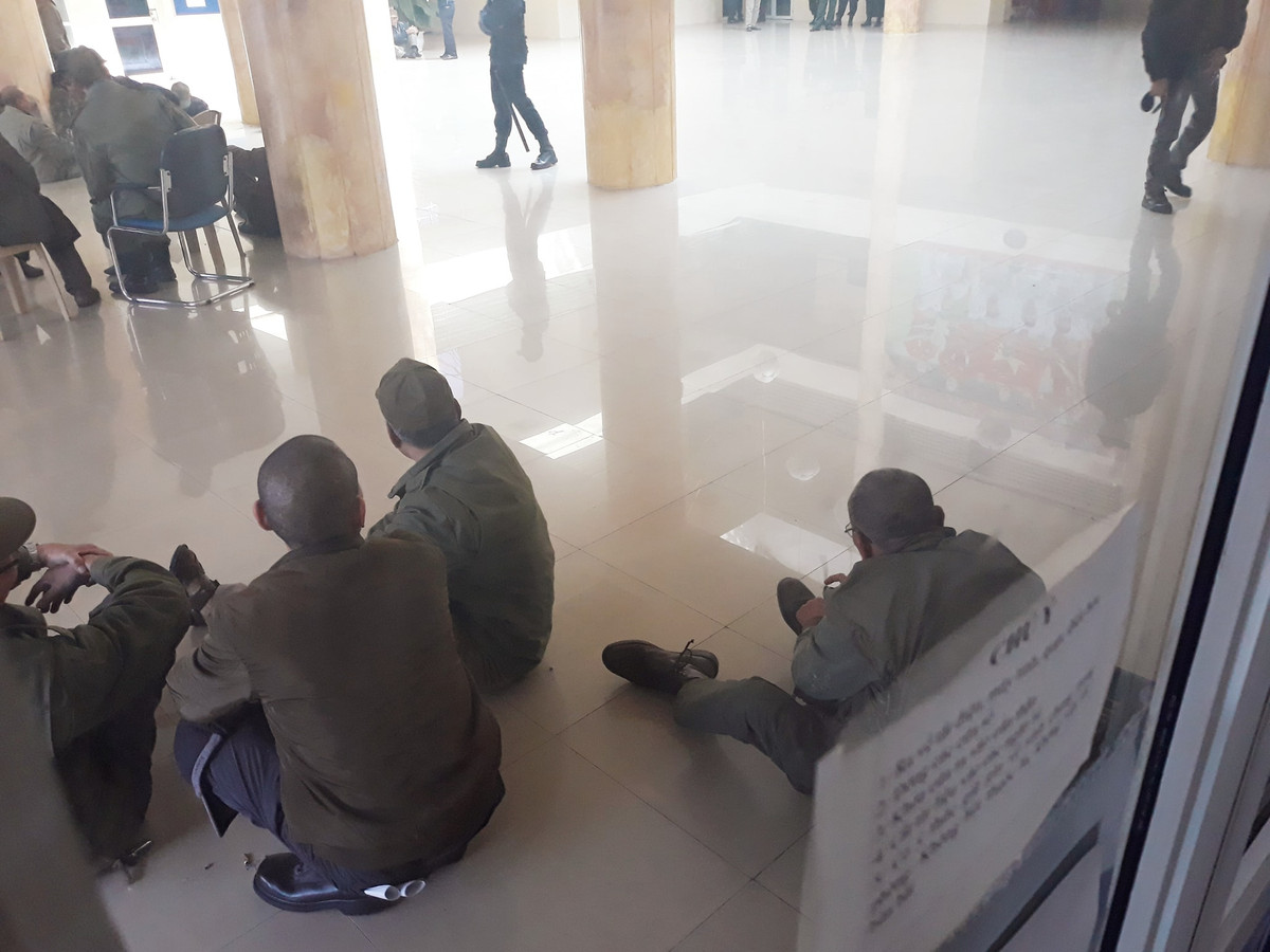 Phần lớn những người ở đây đều là thương binh. Họ đã biến trụ sở của LĐBĐ Việt Nam thành "cái chợ" bởi những tiếng chửi rủa thiếu văn minh và ngồi la liệt mọi ngóc ngách của VFF.