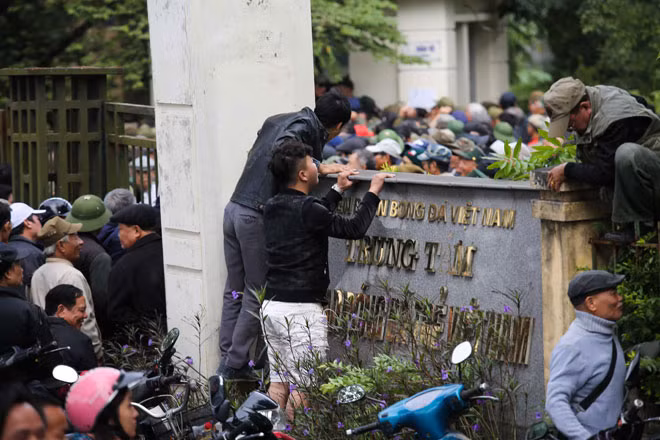 Những người có cả thương binh vẫn trèo rào vào công LĐBĐ Việt Nam như họ chẳng có có thương tật gì? Ảnh sử dụng trong bài: Thu Trang VFF