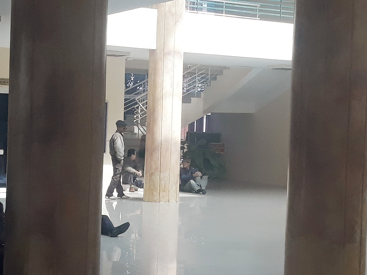 Nêu lý do dẫn tới việc kéo nhau tới LĐBĐ Việt Nam để uy hiếp đòi mua vé, các thương binh cho rằng họ không biết sử dụng máy tính và công nghệ nên không thể đặt được vé online.